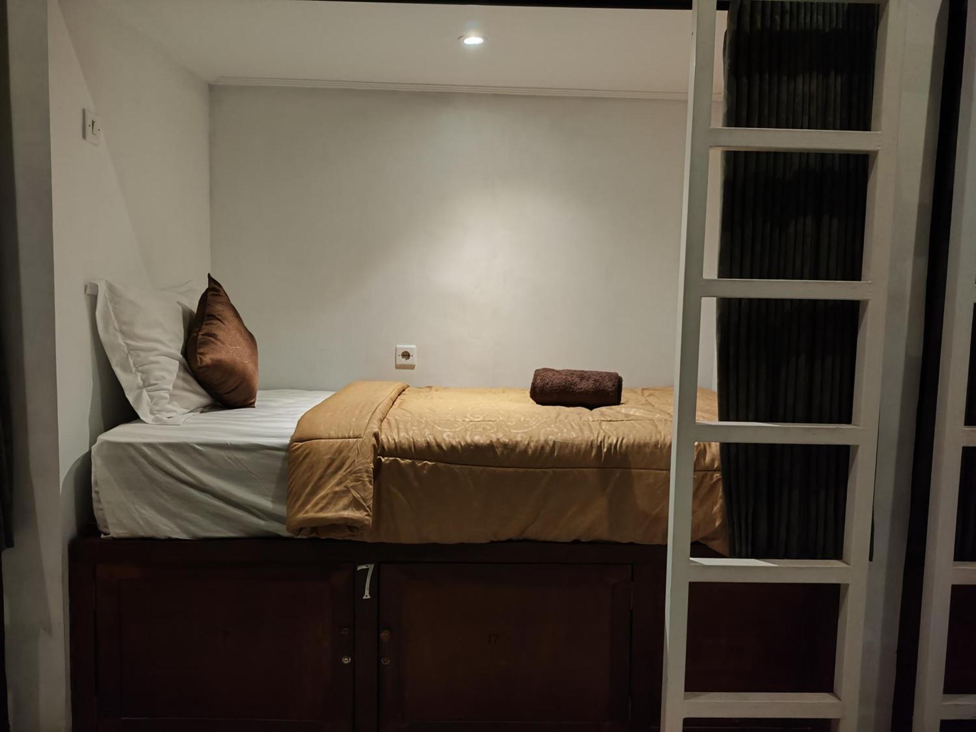 Ega S Hostel Batununggul エクステリア 写真
