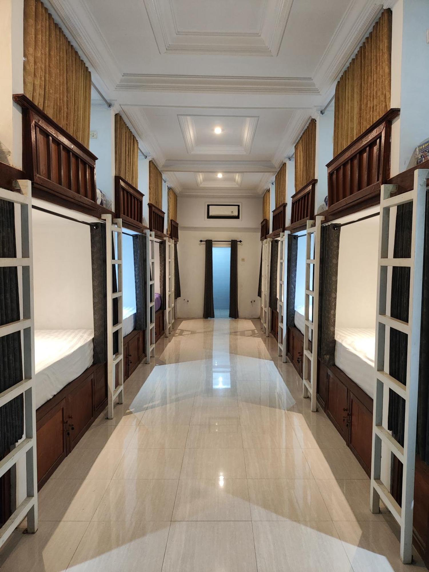 Ega S Hostel Batununggul エクステリア 写真